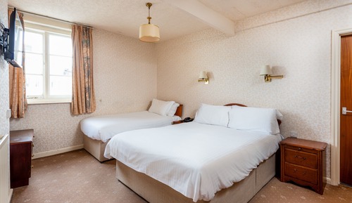 Habitación triple, varias camas