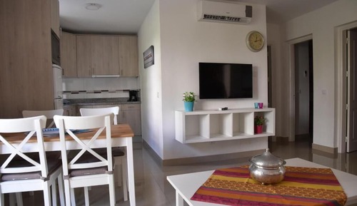 Two-bedroom top floor apartment with roof terrace and harbour view