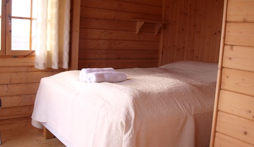 Habitación básica con 2 camas individuales, 2 camas individuales, baño privado, vistas al mar