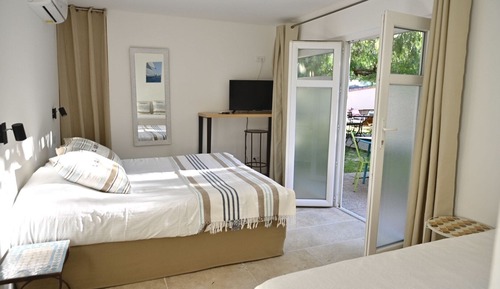 Habitación triple Confort, terraza, vistas al jardín
