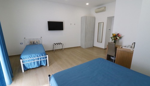Habitación cuádruple, balcón (Marina Grande)