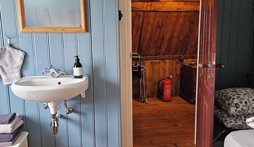 Habitación estándar con 2 camas individuales, baño compartido