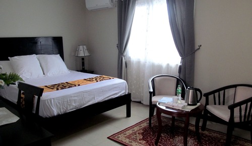Premier Studio Suite, 1 Bedroom, Bathtub, Pool View