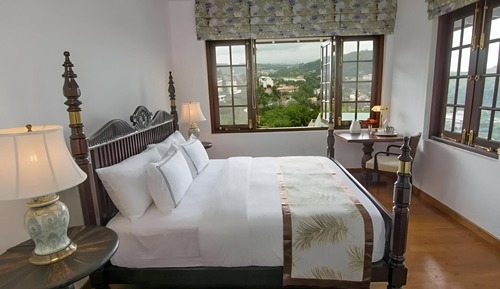 Habitación básica doble, 1 cama de matrimonio grande, vistas a la piscina, junto a la montaña