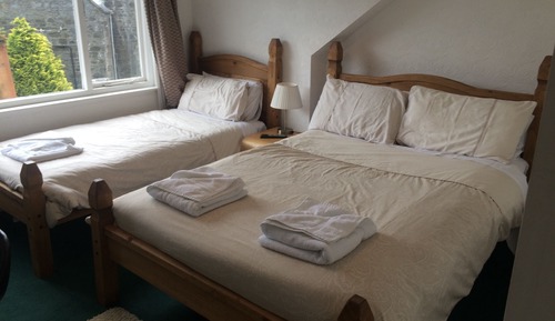 Habitación triple económica, varias camas