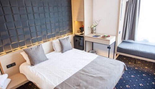 Habitación doble superior, 1 cama de matrimonio con sofá cama, vistas parciales al mar
