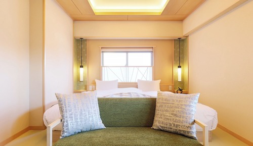 Habitación de estilo japonés con dos camas individuales