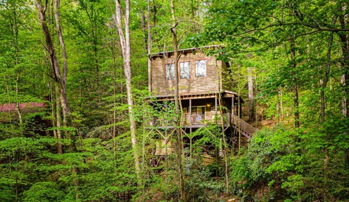 Casa de lujo en un árbol, 2 habitaciones, bañera de hidromasaje, junto a la montaña