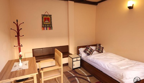 Habitación económica doble, 1 cama doble, baño compartido, vistas al jardín