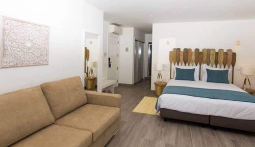 Habitación superior con 1 cama doble o 2 individuales, vistas al mar