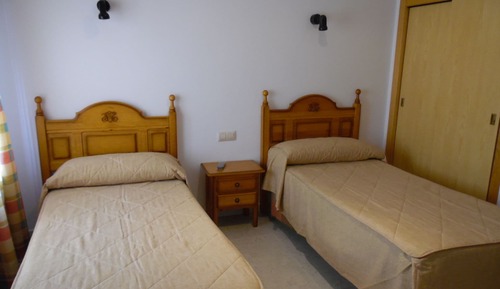 Habitación doble con 2 camas individuales y baño privado
