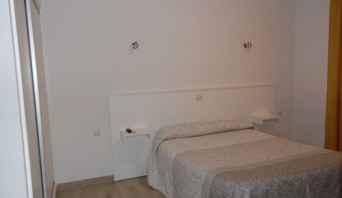 Habitación doble con cama de matrimonio y baño privado