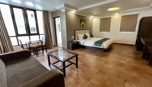 Estudio Confort, 1 cama de matrimonio grande con sofá cama, cocina básica, en edificio anexo