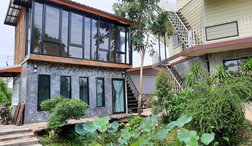 Casa básica, varias camas, vistas al jardín