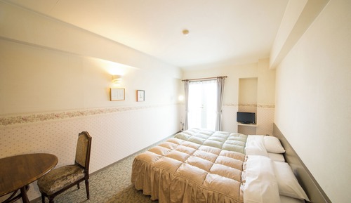 Habitación básica con 2 camas individuales