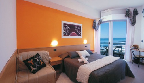 Habitación triple clásica, vistas parciales al mar