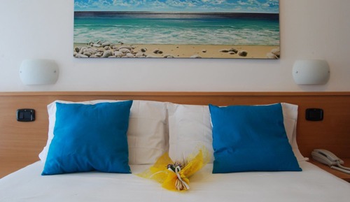 Habitación cuádruple clásica, vistas parciales al mar