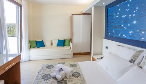 Habitación con 1 cama doble o 2 individuales, balcón, vistas a la piscina
