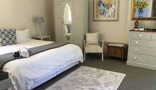 Habitación estándar doble, 1 cama de matrimonio, baño privado, vistas parciales al mar