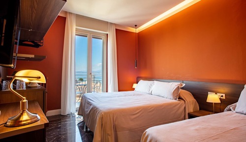 Habitación triple superior, vistas al lago