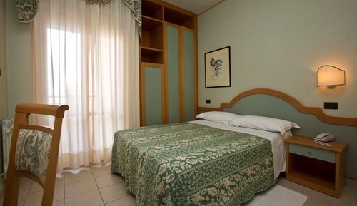 Habitación con 1 cama doble o 2 individuales, balcón