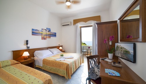 Habitación triple, vistas a la playa