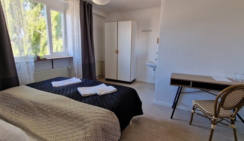 Habitación económica doble, 2 camas individuales, baño compartido, vistas al jardín