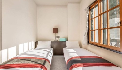 Habitación con 1 cama doble o 2 individuales, baño compartido