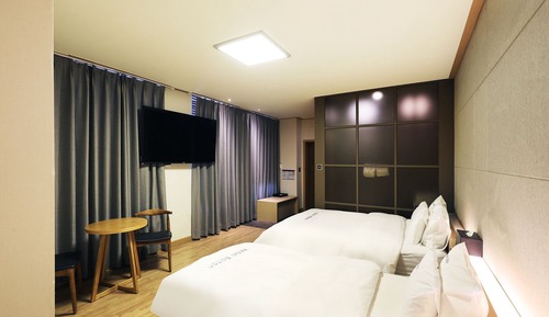 Superior Twin with Balcony-Certified Korea Tourism Quality Break(Breakfast not available on Mondays)