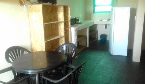 Habitación familiar, 2 camas dobles, cocina básica, vistas al jardín