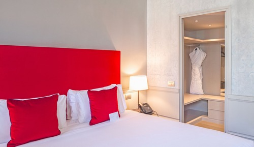 Junior Room, 1 Queen Bed