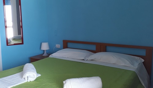 Habitación con 1 cama doble o 2 individuales, balcón