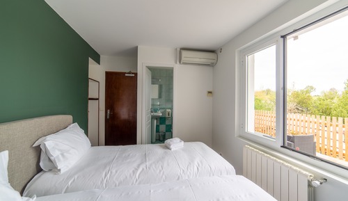 Habitación superior con 1 cama doble o 2 individuales, baño privado
