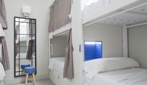 1 cama en habitación compartida mixta de 6 camas, baño compartido