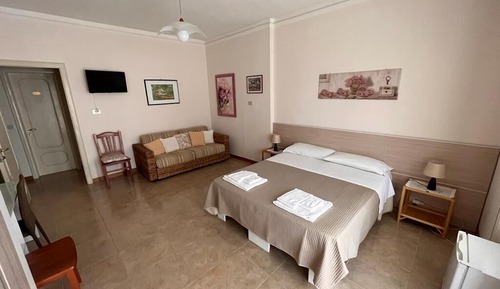 Habitación cuádruple Confort, 1 cama de matrimonio con sofá cama