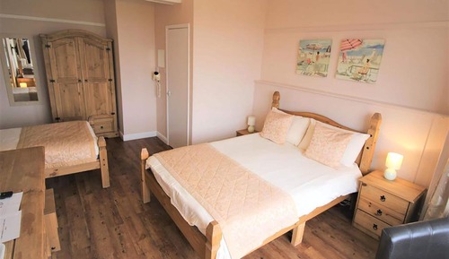 Habitación triple, vistas al mar