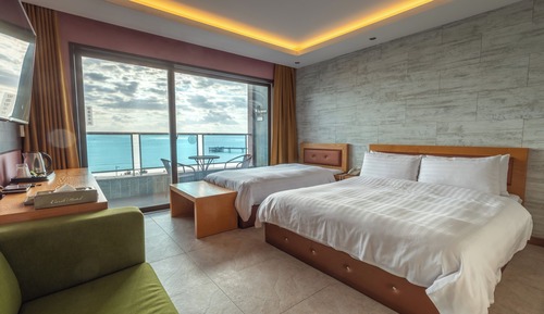 4. Deluxe Twin Ocean