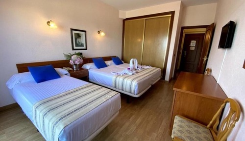 Habitación triple económica (No views)