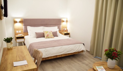 Habitación superior con 1 cama doble o 2 individuales, balcón