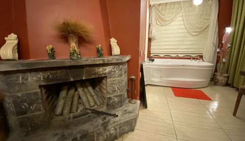 Habitación exclusiva doble, 1 cama de matrimonio grande, bañera de hidromasaje (Kirmizi )
