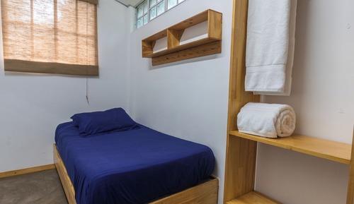 Economy Room (La Derecha)