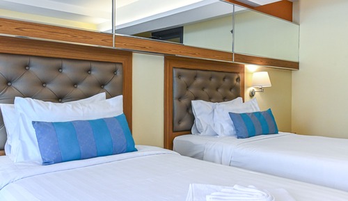 Habitación superior con 1 cama doble o 2 individuales, vistas al jardín