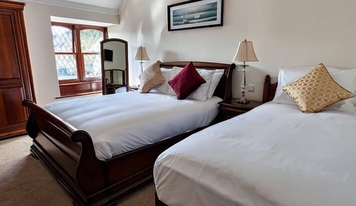 Habitación superior con 1 cama doble o 2 individuales, baño privado