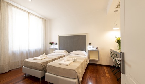 Habitación superior con 1 cama doble o 2 individuales, vistas a la ciudad