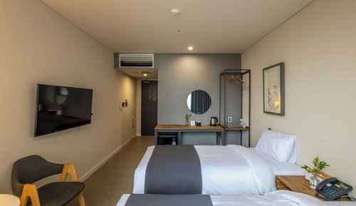 Habitación superior con 2 camas individuales, vistas a la ciudad