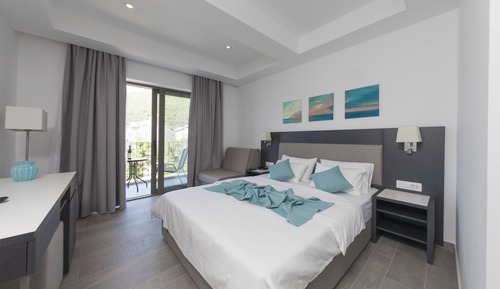 Habitación estándar con 1 cama doble o 2 individuales, vistas a la ciudad