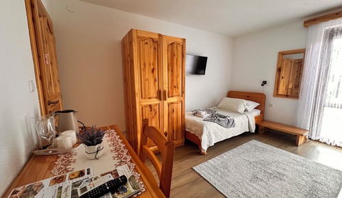 Traditional Triple Room, 1 Bedroom, Garden View 2