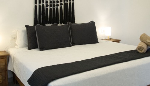 Apartamento, 3 habitaciones, cocina básica, vistas a la piscina