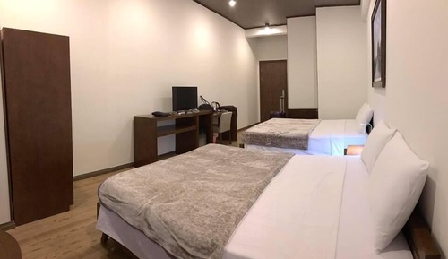 Habitación triple, vistas a la ciudad