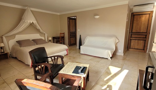 Habitación Confort doble, baño privado, vistas a la piscina